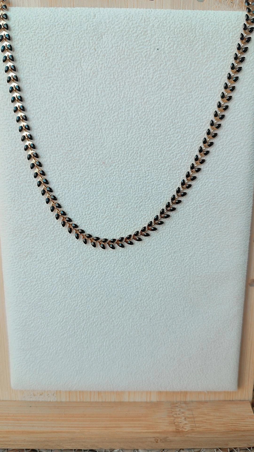 Collar hojas negro