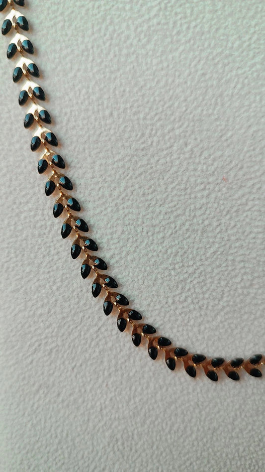 Collar hojas negro